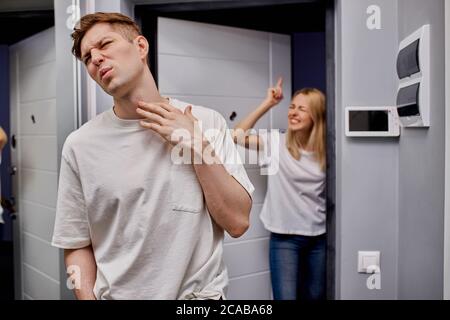 ritratto di giovane donna caucasica castigando marito per le sue antiche, il cattivo comportamento, le relazioni malsane, i problemi in famiglia Foto Stock