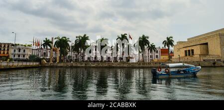 CARTAGENA, COLOMBIA - 02 luglio 2020: Barca sulla baia di fronte al Centro Congressi e al Teatro Colon Foto Stock