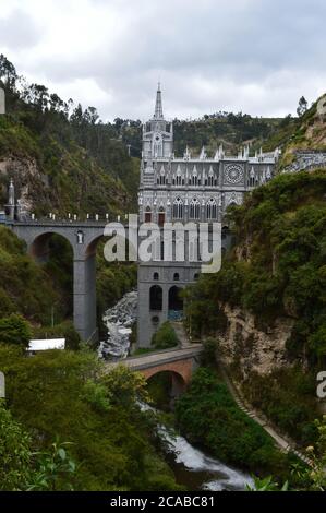 Scatto verticale del Santuario «Virgen de Las Lajas», Columbia Foto Stock