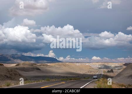 Un camion di pick-up viaggia lungo l'autostrada 64 vicino a Beclabito, New Mexico verso una tempesta nel deserto Foto Stock