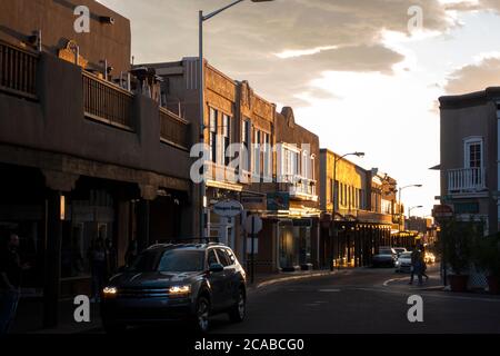 Riflessioni al tramonto guardando San Francisco Street a Santa Fe, New Mexico Foto Stock