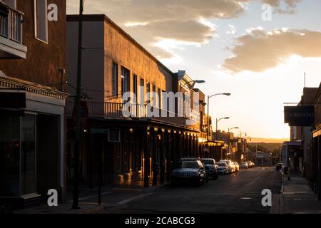 Riflessioni al tramonto guardando San Francisco Street a Santa Fe, New Mexico Foto Stock