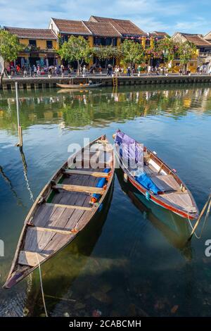 Barche turistiche lungo il fiume Thu Bon nella vecchia città storica di Hoi An, Vietnam Foto Stock