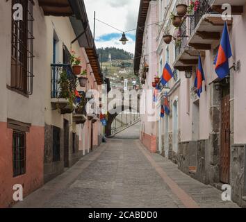 QUI, ECUADOR - Apr 03, 2020: Strada nel centro di quito, con architettura coloniale e colorata e un tunnel Foto Stock