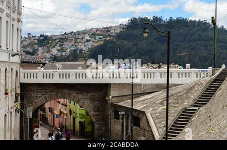 QUITO, ECUADOR - 02 aprile 2020: Via nel centro di quito, con architettura coloniale e colorata e un tunnel Foto Stock