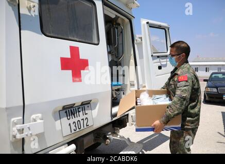 (200806) -- BEIRUT, 6 agosto 2020 (Xinhua) -- UN operatore sanitario trasporta l'approvvigionamento medico nel campo delle truppe cinesi di mantenimento della pace in Libano nel sud del Libano, 5 agosto 2020. L'unità medica delle forze cinesi di mantenimento della pace in Libano ha dichiarato che fornirà assistenza medica a Beirut in seguito alle esplosioni mortali nel porto della capitale libanese martedì.su richiesta delle forze interinali dell'ONU in Libano (UNIFIL), Il 18 ° lotto di truppe cinesi di mantenimento della pace in Libano ha organizzato un team di emergenza di nove personale medico da campi tra cui chirurgia, medicina interna, brucia un Foto Stock
