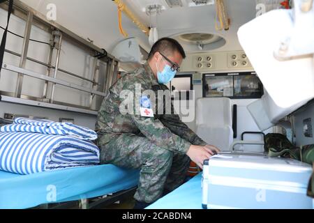 (200806) -- BEIRUT, 6 agosto 2020 (Xinhua) -- UN operatore sanitario controlla la fornitura medica nel campo delle truppe cinesi di mantenimento della pace in Libano nel sud del Libano, 5 agosto 2020. L'unità medica delle forze cinesi di mantenimento della pace in Libano ha dichiarato che fornirà assistenza medica a Beirut in seguito alle esplosioni mortali nel porto della capitale libanese martedì.su richiesta delle forze interinali dell'ONU in Libano (UNIFIL), Il diciottesimo lotto di truppe cinesi di peacekeeping in Libano ha organizzato un team di emergenza di nove personale medico da campi tra cui chirurgia, medicina interna, ustioni e. Foto Stock