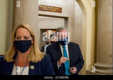 Mark Meadows, Assistente del Presidente e Capo dello Stato maggiore, fa il suo modo di parlare con i giornalisti in seguito a un incontro con il Presidente della Camera dei rappresentanti degli Stati Uniti Nancy Pelosi (democratico della California), il leader delle minoranze del Senato americano Chuck Schumer (democratico di New York), E il Segretario del Tesoro americano Steven T. Mnuchin al Campidoglio degli Stati Uniti a Washington, DC., mercoledì 5 agosto 2020. Credit: Rod Lamkey/CNP | utilizzo in tutto il mondo Foto Stock