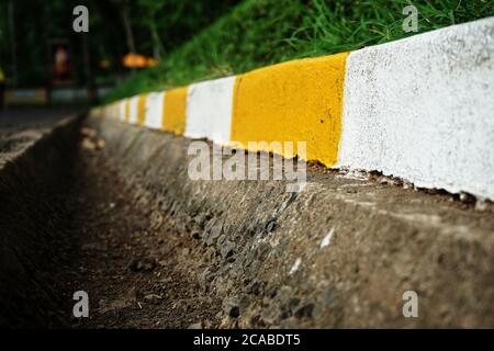 Cordolo e grondaia di cemento in thailandia Foto Stock