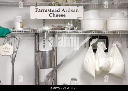 Forniture per la cheesemaking insieme a Chevre appeso in sacchetti di stoffa di formaggio a Fall City, Washington, USA Foto Stock