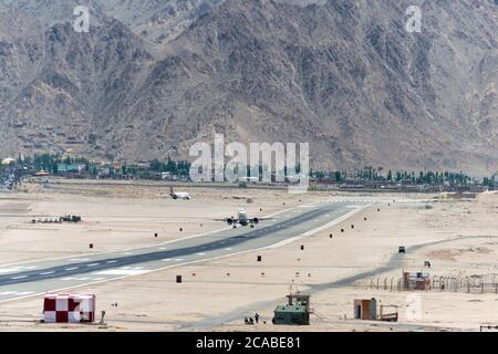 Ladakh, India - Aeroporto di Leh (Aeroporto di Kushok Bakula Rimpochee) vista dal Monastero di Spituk in Ladakh, Jammu e Kashmir, India. Foto Stock