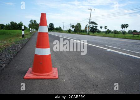 Cono in gomma rossa posizionato sulla strada per garantire la sicurezza Foto Stock