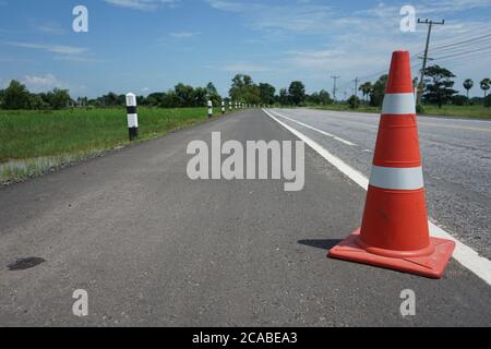 Cono in gomma rossa posizionato sulla strada per garantire la sicurezza Foto Stock