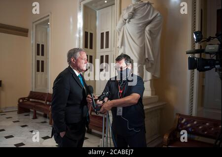 Mark Meadows, assistente del presidente e capo del personale, si prepara a parlare con i giornalisti in seguito a un incontro con il presidente della Camera dei rappresentanti degli Stati Uniti Nancy Pelosi (democratico della California), il leader delle minoranze del Senato degli Stati Uniti Chuck Schumer (democratico di New York), E il Segretario del Tesoro americano Steven T. Mnuchin al Campidoglio degli Stati Uniti a Washington, DC., mercoledì 5 agosto 2020. Credit: Rod Lamkey/CNP | utilizzo in tutto il mondo Foto Stock