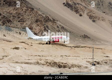 SpiceJet Boeing 737 sull'approccio finale all'aeroporto di Leh (Kushok Bakula Rimpochee Airport) vista dal monastero di Spituk in Ladakh, Jammu e Kashmir, India. Foto Stock