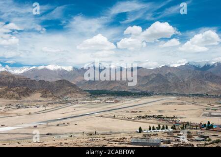 Ladakh, India - Aeroporto di Leh (Aeroporto di Kushok Bakula Rimpochee) vista dal Monastero di Spituk in Ladakh, Jammu e Kashmir, India. Foto Stock