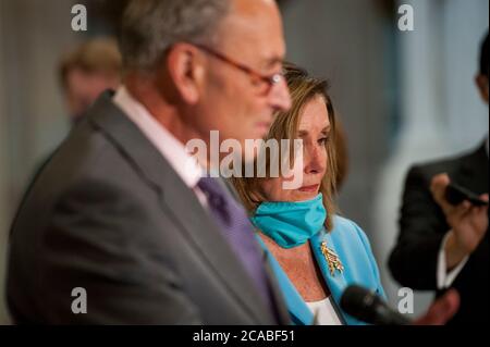 Presidente della Camera dei rappresentanti degli Stati Uniti Nancy Pelosi (democratico della California), destra, E il leader delle minoranze del Senato americano Chuck Schumer (democratico di New York), a sinistra, offrono osservazioni ai giornalisti in seguito al loro incontro con il Segretario del Tesoro americano Steven T. Mnuchin e Mark Meadows, Assistente del Presidente e Capo di Stato maggiore presso il Campidoglio degli Stati Uniti a Washington, DC., mercoledì 5 agosto 2020. Credito: Rod Lamkey/CNP/MediaPunch Foto Stock