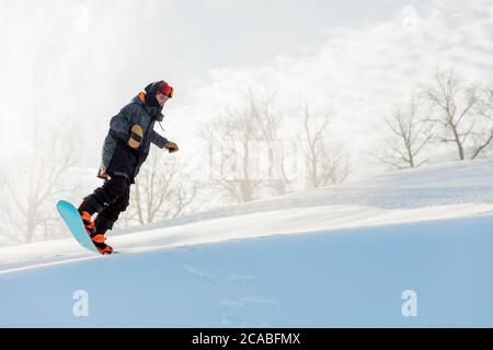 uomo volante con snowboard. vista laterale intera lunghezza photo.professional sport. estremo capretto di sport.danger Foto Stock