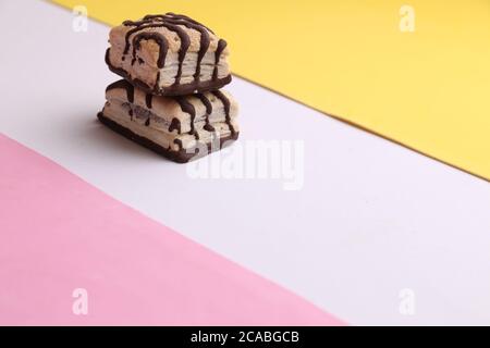 Primo piano di due piccole torte al cioccolato Foto Stock