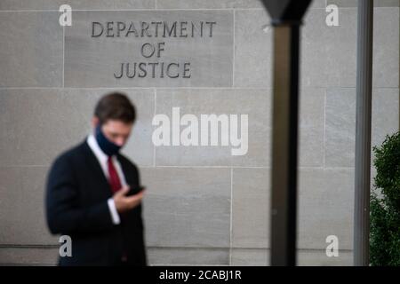 Washington, Stati Uniti. 05 agosto 2020. Una vista dettagliata del Dipartimento di Giustizia degli Stati Uniti a Washington, DC, il 5 agosto 2020 in mezzo alla pandemia di Coronavirus. Durante una settimana in cui i decessi confermati della COVID-19 in America si sono avvicinati a 160,000 e i focolai infuriano nel sud e nell’ovest, il Congresso e la Casa Bianca hanno continuato i negoziati su ulteriori incentivi di spesa con i Repubblicani che lottano per trovare l’unità all’interno dei propri ranghi. (Graeme Sloan/Sipa USA) Credit: Sipa USA/Alamy Live News Foto Stock