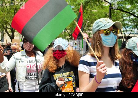 Dayton, Ohio, Stati Uniti 05/30/2020 manifestanti a una vita nera materia rally marciando lungo la strada tenendo segni e indossare maschere Foto Stock