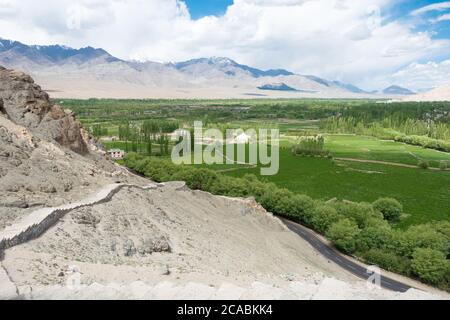 Ladakh, India - splendida vista panoramica dal monastero di Thikse (Thikse Gompa) in Ladakh, Jammu e Kashmir, India. Foto Stock