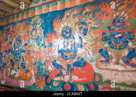 Antico murale al Monastero di Thikse (Thikse Gompa) in Ladakh, Jammu e Kashmir, India. Il monastero fu originariamente costruito nel XV secolo. Foto Stock