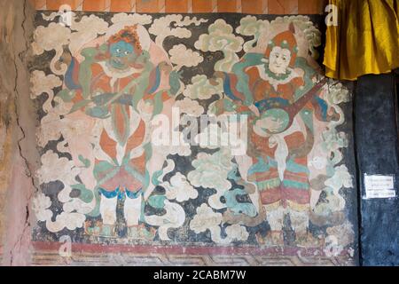 Antico murale al Monastero di Thikse (Thikse Gompa) in Ladakh, Jammu e Kashmir, India. Il monastero fu originariamente costruito nel XV secolo. Foto Stock