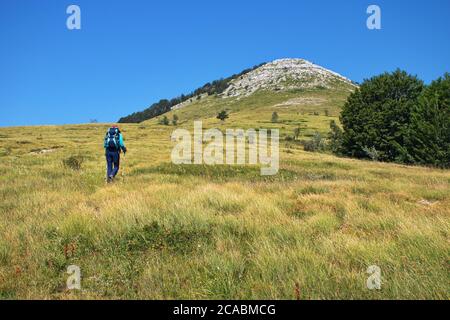 Donna anziana trekking in montagna Velebit, Croazia Foto Stock