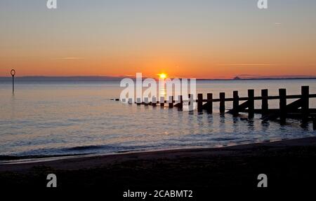 Portobello, Edimburgo, Scozia, Regno Unito. 6 agosto 2020. Bella alba sopra il Firth of Forth, temperatura 12 gradi e calma con poco o nessun vento, previsione migliorata dopo un miserabile pochi giorni di pioggia. Con la spiaggia Groynes in silhouette. Foto Stock