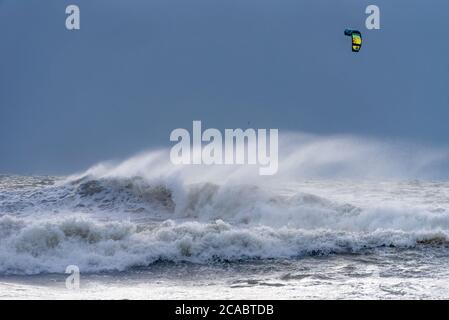 Kiteboarder Mark Bishop cogliendo l'opportunità di forti venti e onde mostruose mentre Tropical Storm Isaias passava al largo di Jacksonville Beach, Florida. Foto Stock