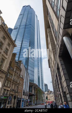 Ammira lungo Bishopsgate verso la città, mostrando gli sviluppi moderni degli uffici, in particolare 22 Bishopsgate, l'edificio più alto della città di Londra. Foto Stock