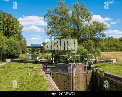 Higgs Lock, Kennett e Avon Canal, con Newbury bypass sullo sfondo, Newbury, Berkshire, Inghilterra, Regno Unito, GB. Foto Stock