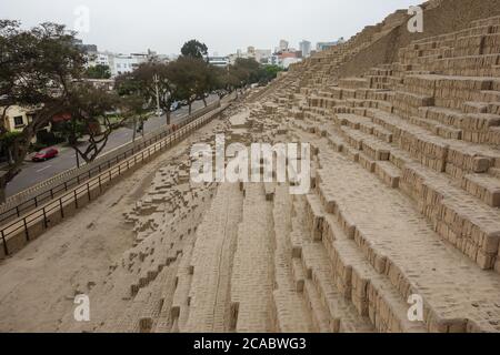 Incantevole vista delle rovine di Huaca Pucllana nella provincia Di Lima in Perù Foto Stock