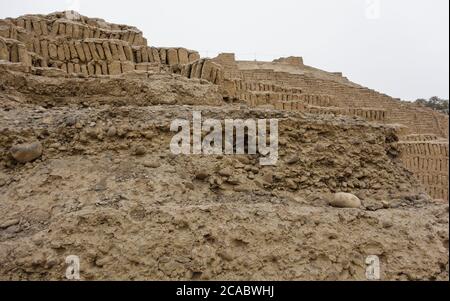 Incantevole vista delle rovine di Huaca Pucllana nella provincia Di Lima in Perù Foto Stock