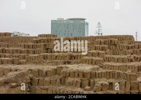 Incantevole vista delle rovine di Huaca Pucllana nella provincia Di Lima in Perù Foto Stock