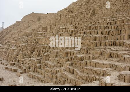 Incantevole vista delle rovine di Huaca Pucllana nella provincia Di Lima in Perù Foto Stock