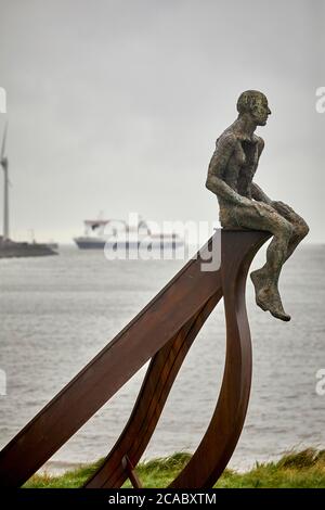 Heysham scultura DI NAVE e due figure a Half Moon Bay dell'artista Anna Gillespie vicino al porto come L'ISOLA DI MAN PACCHETTO DI VAPORE AZIENDA traghetto Arriv Foto Stock