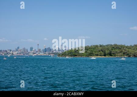 Skyline di Sydney dal porto di Sydney in una soleggiata giornata estiva, Sydney, Australia Foto Stock