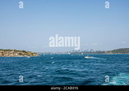 Vista dello skyline di Sydney, del porto di Sydney e del faro di Hornby da Sydney Heads, Sydney, Australia Foto Stock