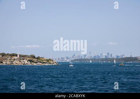 Vista dello skyline di Sydney, del porto di Sydney e del faro di Hornby da Sydney Heads, Sydney, Australia Foto Stock