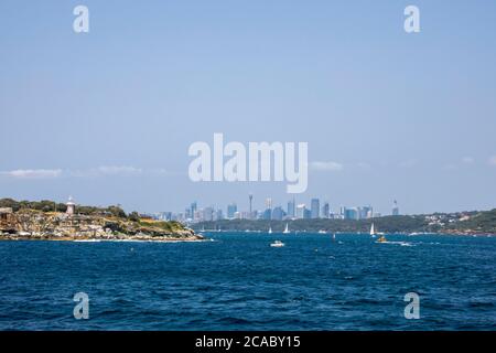 Vista dello skyline di Sydney, del porto di Sydney e del faro di Hornby da Sydney Heads, Sydney, Australia Foto Stock