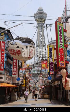 Osaka, Giappone. 5 agosto 2020. Questa foto mostra la torre Tsutenkaku, simbolo di Osaka, nella zona di Shinsekai a Osaka, mercoledì 5 agosto 2020. 196 persone sono state infettate con il nuovo coronavirus ad Osaka il 5 agosto. Credit: Yoshio Tsunoda/AFLO/Alamy Live News Foto Stock