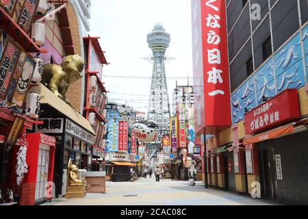 Osaka, Giappone. 5 agosto 2020. Questa foto mostra la torre Tsutenkaku, simbolo di Osaka, nella zona di Shinsekai a Osaka, mercoledì 5 agosto 2020. 196 persone sono state infettate con il nuovo coronavirus ad Osaka il 5 agosto. Credit: Yoshio Tsunoda/AFLO/Alamy Live News Foto Stock