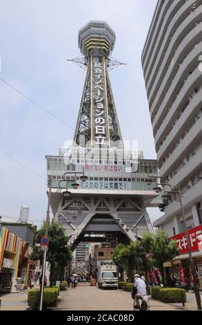 Osaka, Giappone. 5 agosto 2020. Questa foto mostra la torre Tsutenkaku, simbolo di Osaka, nella zona di Shinsekai a Osaka, mercoledì 5 agosto 2020. 196 persone sono state infettate con il nuovo coronavirus ad Osaka il 5 agosto. Credit: Yoshio Tsunoda/AFLO/Alamy Live News Foto Stock