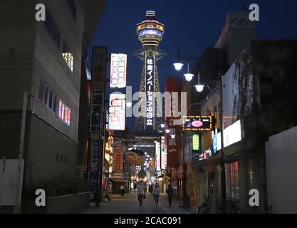 Osaka, Giappone. 5 agosto 2020. Questa foto mostra la torre Tsutenkaku, simbolo di Osaka, nella zona di Shinsekai a Osaka, mercoledì 5 agosto 2020. 196 persone sono state infettate con il nuovo coronavirus ad Osaka il 5 agosto. Credit: Yoshio Tsunoda/AFLO/Alamy Live News Foto Stock