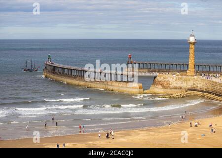 Vista sui moli e sulla spiaggia di Whitby. Whitby, North Yorkshire, Inghilterra. REGNO UNITO Foto Stock