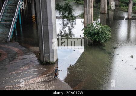 Seoul, Corea del Sud. 05 agosto 2020. Una persona che pesca sul lungofiume dopo forti piogge.15 morti e 11 mancanti sono stati segnalati dopo pioggia pesante innescato inondazioni e frane. Credit: SOPA Images Limited/Alamy Live News Foto Stock