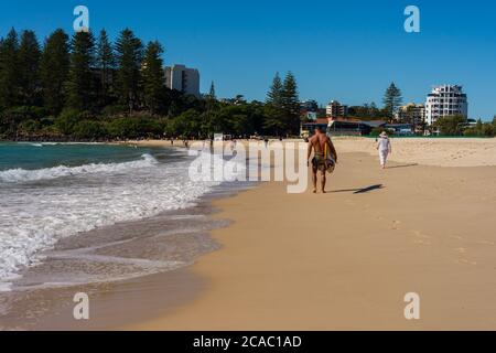 Coolangatta, Australia - Luglio 2020: Persone che si godono il tempo giusto in inverno sulla Gold Coast Foto Stock