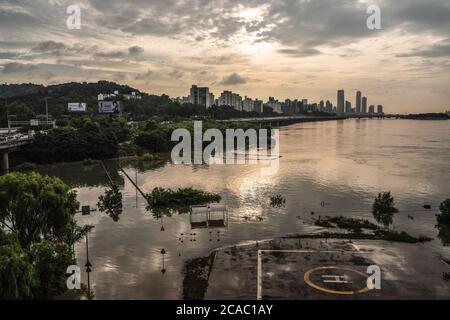 Seoul, Corea del Sud. 05 agosto 2020. Vista di una strada allagata e segni del parco del fiume Han dopo forti piogge.15 morti e 11 mancanti sono stati segnalati dopo pioggia pesante innescato inondazioni e frane. Credit: SOPA Images Limited/Alamy Live News Foto Stock